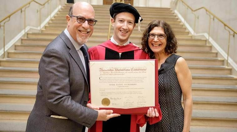 FacebookのCEO、マーク・ザッカーバーグがついにハーバード大学の学位を取得